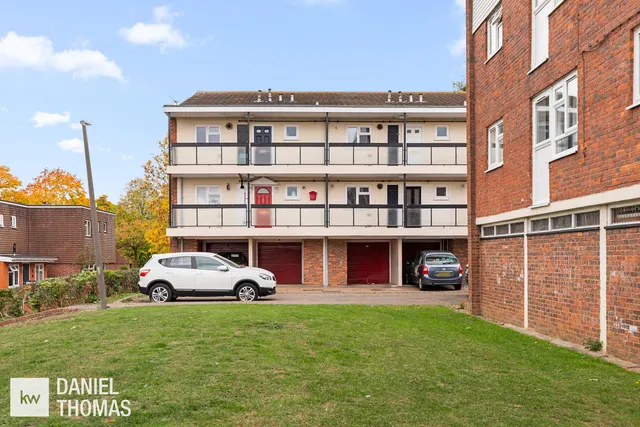 Daniel Thomas, Badburgham Court, EN9, photo 1