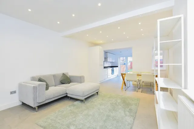 Temple Road, London, NW2, photo 1