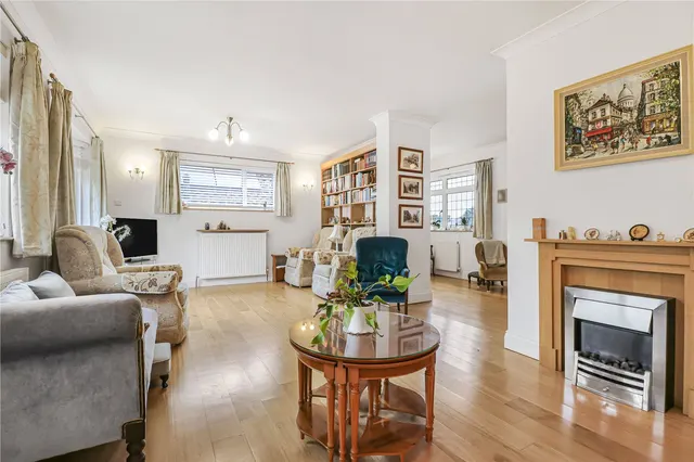 Photo 2 — Rolfe Close, Barnet, EN4 9QU