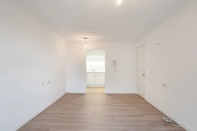 Photo 3 — 1 Radbourne Court, Harrow