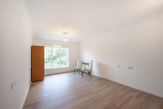 Photo 2 — 1 Radbourne Court, Harrow