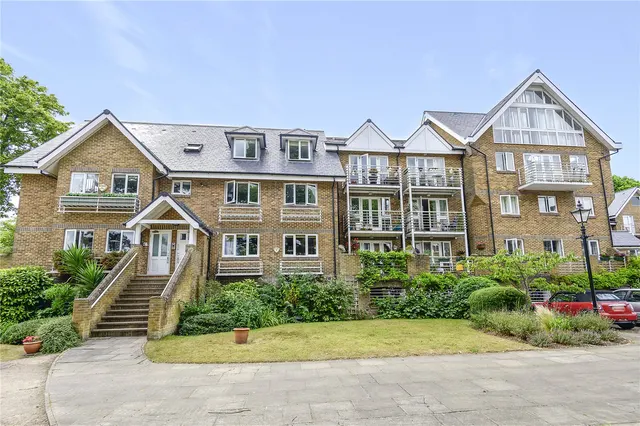 Thames Close, Hampton, TW12 2ET, photo 1