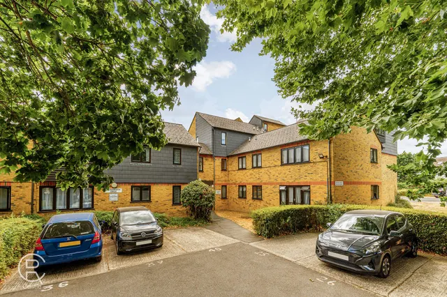 Greenford Avenue, London, W7 1LZ, photo 1