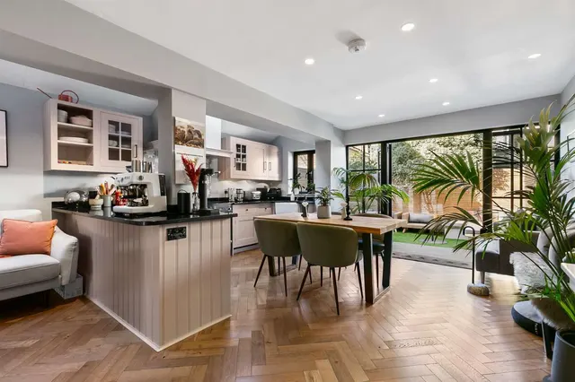 Burland Road, London, SW11, photo 1