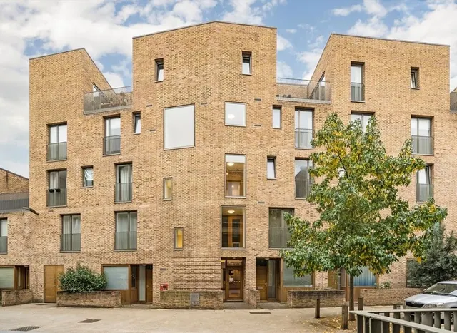 Narrowboat Avenue, Brentford, TW8, photo 1