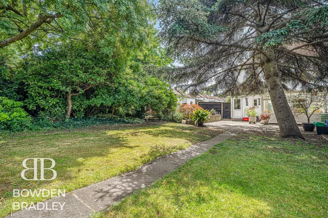 Photo 3 — Basildon Avenue, Clayhall, IG5