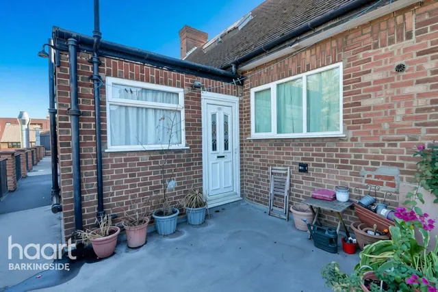 2 bedroom flat, New North Road, Hainault, IG6