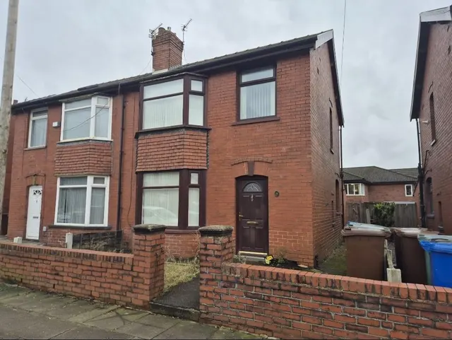 Eastham Avenue, Bury, BL9 5HL, photo 1