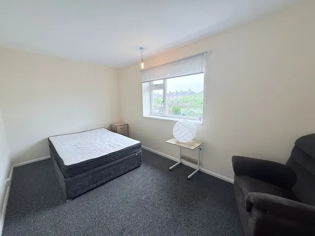 Photo 2 — Room 3, Failsworth Close, NG11