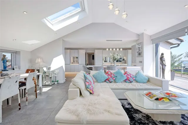 Photo 2 — Norman Close, Felixstowe, Suffolk, IP11 9NQ