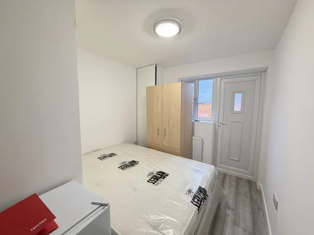 Photo 2 — Room 1, Rochford Dr, LU2