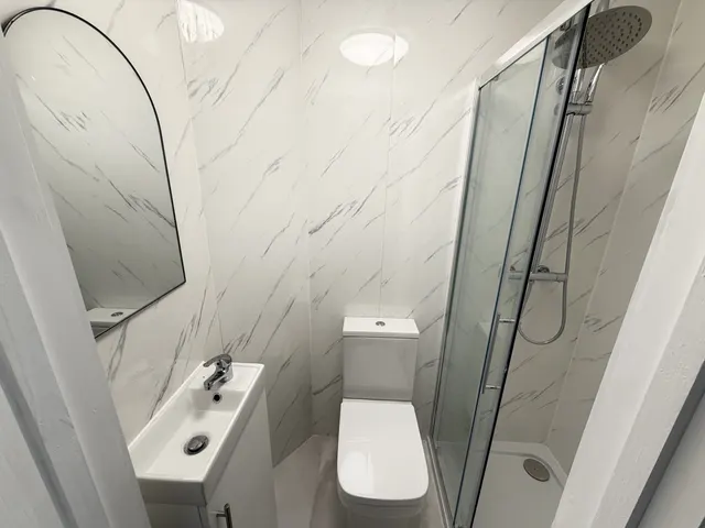 Photo 3 — Room 1, Rochford Dr, LU2