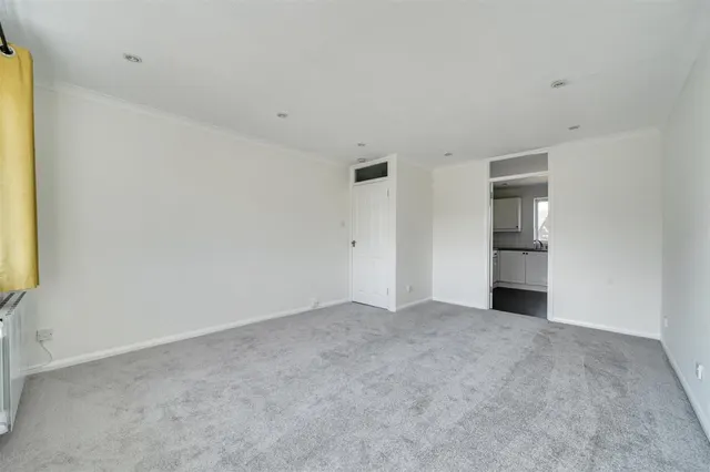 Emmer Green Court, Caversham, photo 3