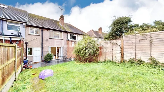 Rosewood Avenue, Greenford, UB6, photo 3