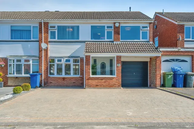 Jowett, Tamworth, Staffordshire, B77, photo 1