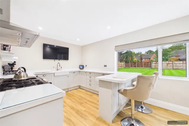 Whitedown Road, Tadley, RG26, photo 2
