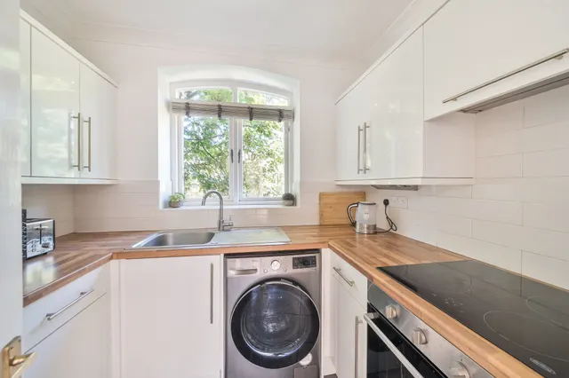 Photo 3 — Latium Close, Holywell Hill, St. Alba...