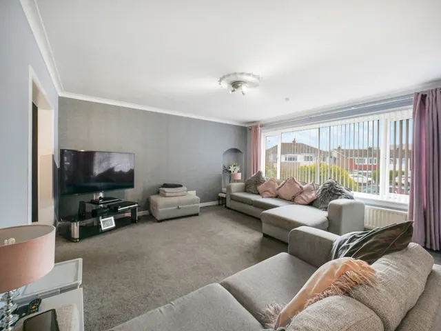 Photo 2 — Dunrobin Avenue, Elderslie, Johnstone, Renfrewshire, PA5