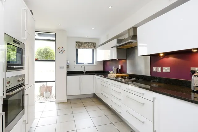 Whitelands Crescent, SW18, photo 3