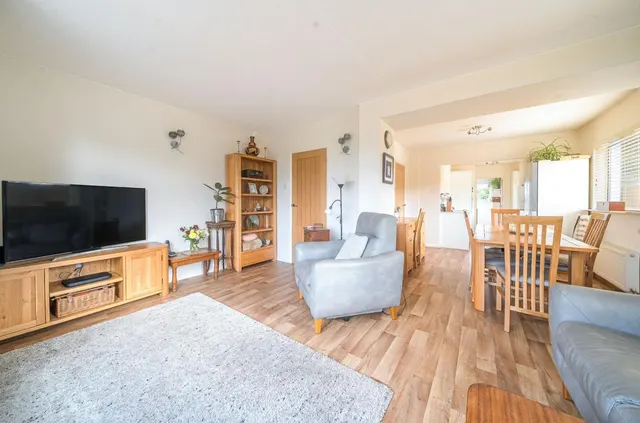 Mere Avenue, Hullavington, SN14, photo 2