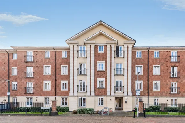 Brunel Crescent, Swindon, photo 1