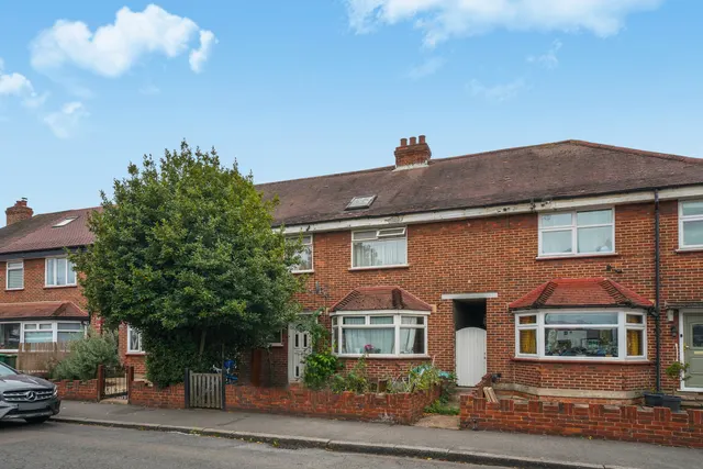 4 bedroom house — Mitcham, London, Surrey, CR4