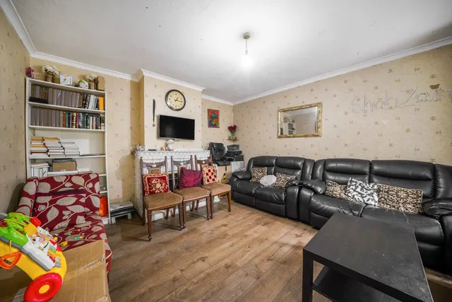 Photo 3 — Mitcham, London, Surrey, CR4