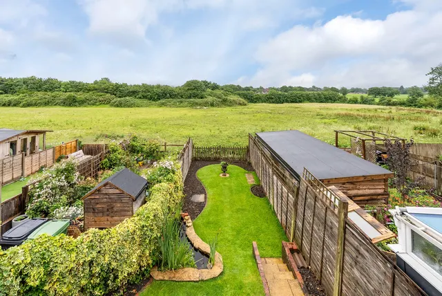 Barleymow Court, Betchworth, RH3, photo 2