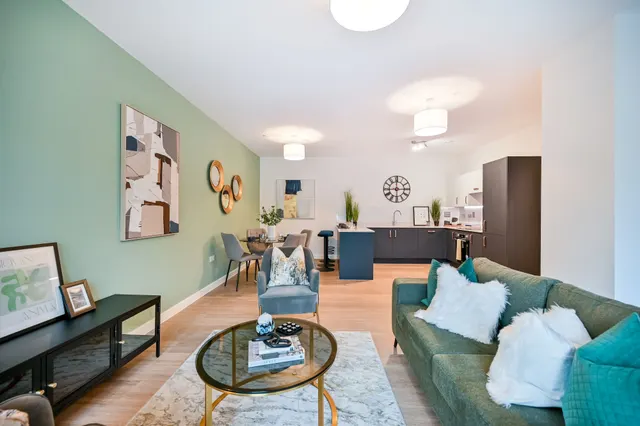 Showflat 1, Walton Court, 2 Leaping Birds Rise, Walton-on-Thames, photo 1