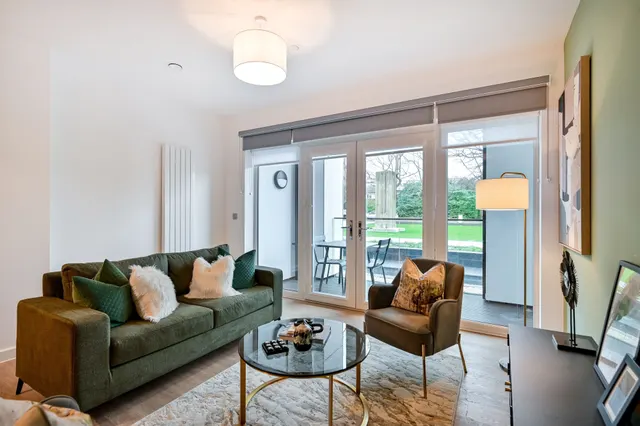 Photo 2 — Showflat 1, Walton Court, 2 Leaping Birds Rise, Walton-on-Thames