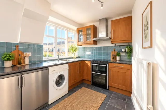 Vicarage Crescent, London, SW11, photo 2