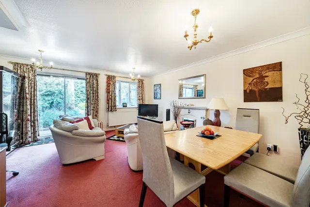 Four Bedroom Detached House, Loft-Extended Master Bedroom, UB8, photo 2