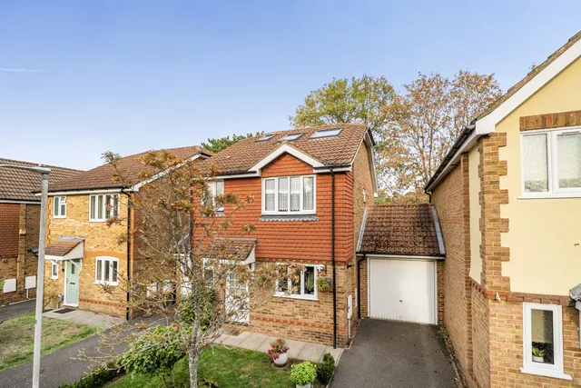Four Bedroom Detached House, Loft-Extended Master Bedroom, UB8, photo 1
