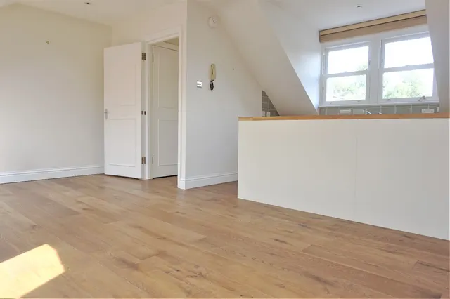 Windmill Road, London, SW18, photo 3
