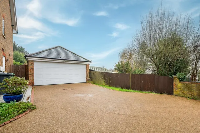Photo 3 — Pucknells Close, Swanley, BR8