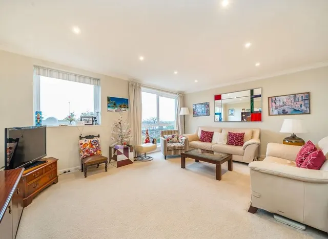 Photo 2 — Hillview, West Wimbledon, SW20