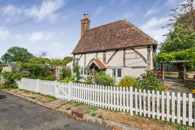 Swan Lane, Charlwood, Horley, Surrey, RH6 0DB, photo 1