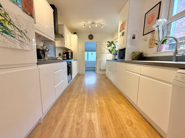 Photo 2 — West Parade, Dunstable LU6 1EN