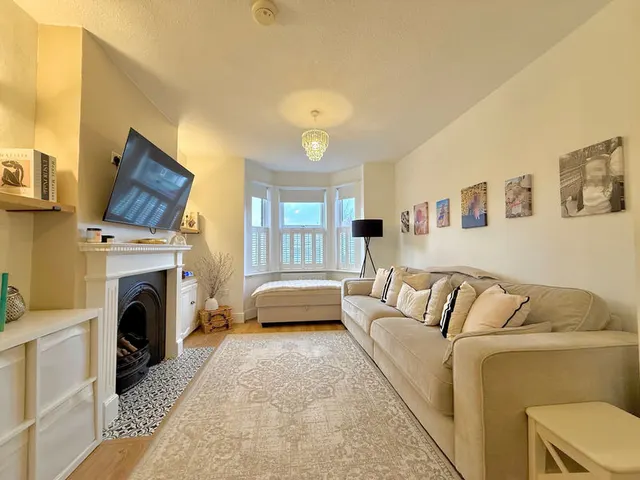 Photo 3 — West Parade, Dunstable LU6 1EN