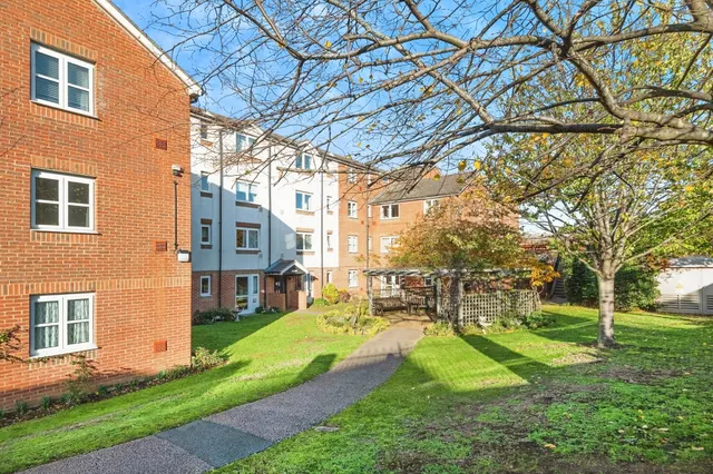 1 bedroom flat — Hamilton Court, Lammas Walk, Leighton Buzzard
