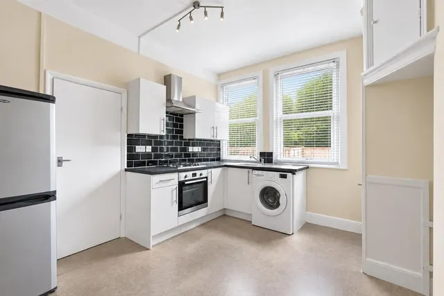Salterford Road, LONDON, photo 1