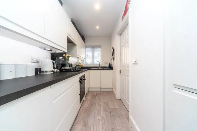 Campbell Close, Byfleet, photo 3