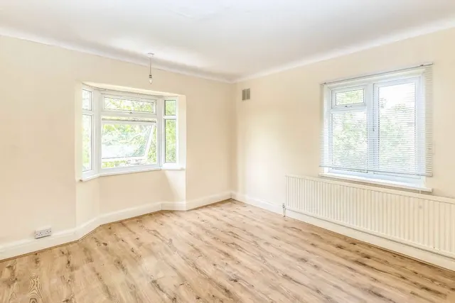 Great West Road, TW7, photo 3