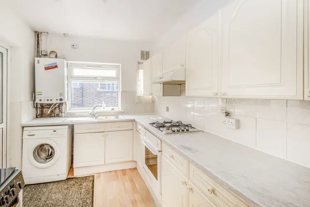 Great West Road, TW7, photo 2