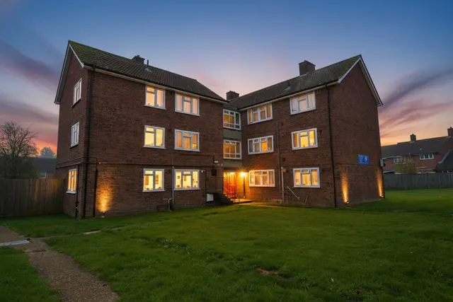 Compton Crescent, Northolt, UB5, photo 1