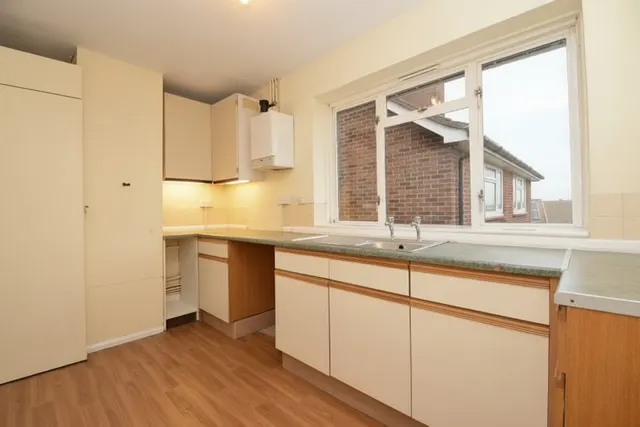Compton Crescent, Northolt, UB5, photo 2