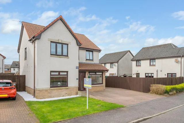 Photo 2 — Greenfinch Avenue, Broadwood, Cumbernauld, G68 9GB