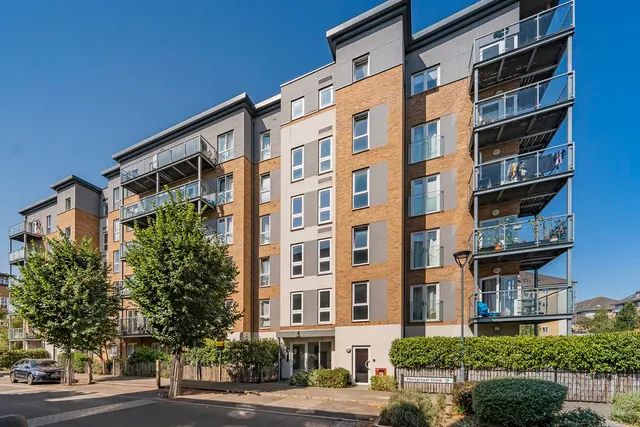 Chelsea Lodge, Wintergreen Boulevard, UB7, photo 1
