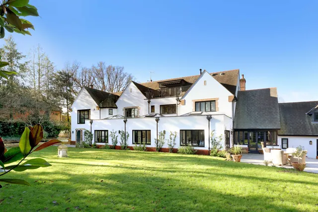 Photo 3 — Westfield Road, Beaconsfield, HP9