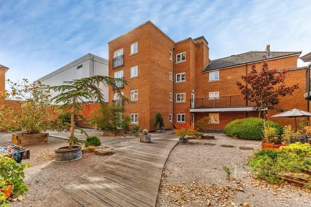 Upper High Street, Epsom, KT17, photo 1